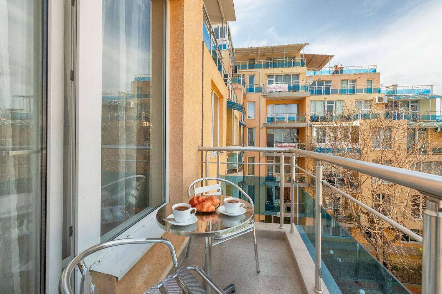 Sonniges und großzügiges Studio mit Meerblick in Ravda – 100 m vom Strand entfernt, in einer gepflegten Anlage mit Pool und Grünflächen