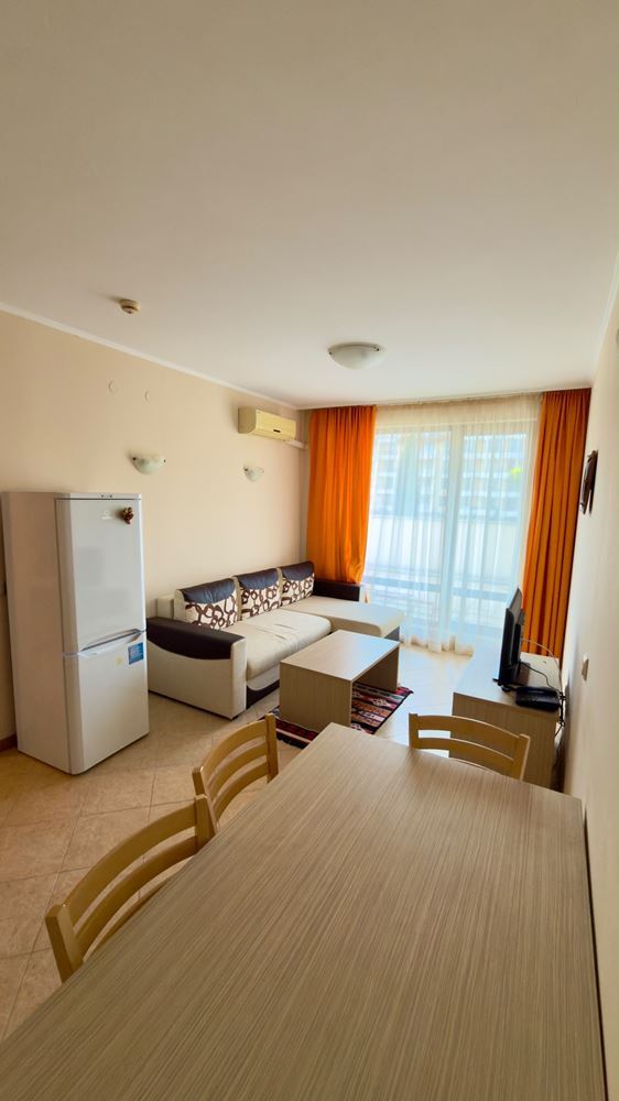 Geräumige Zweizimmerwohnung mit großer Terrasse und Poolblick in Sonnenstrand