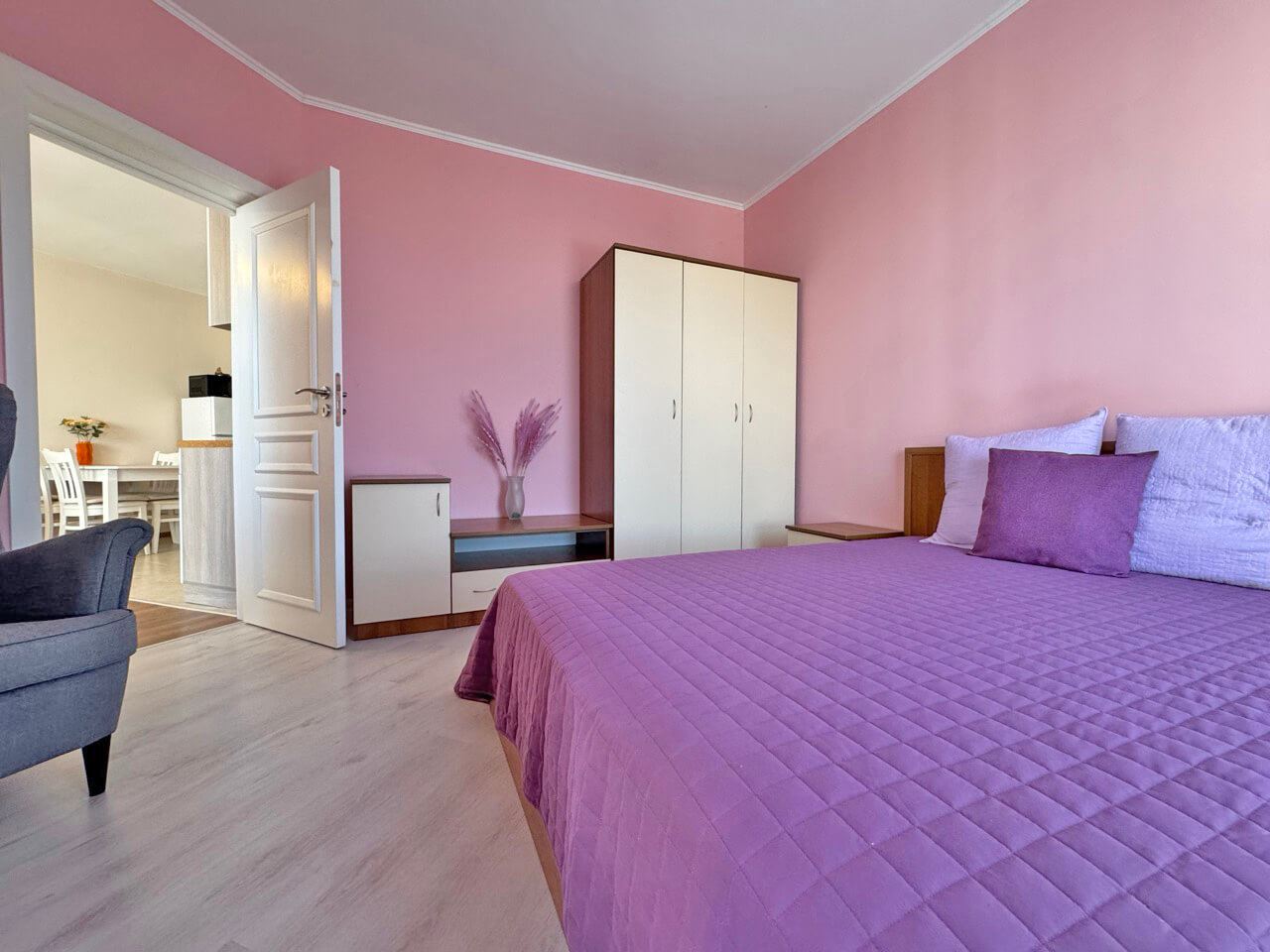 Zweizimmerwohnung mit Poolblick – Gemütlichkeit, Grün und Komfort in einer geschlossenen Wohnanlage