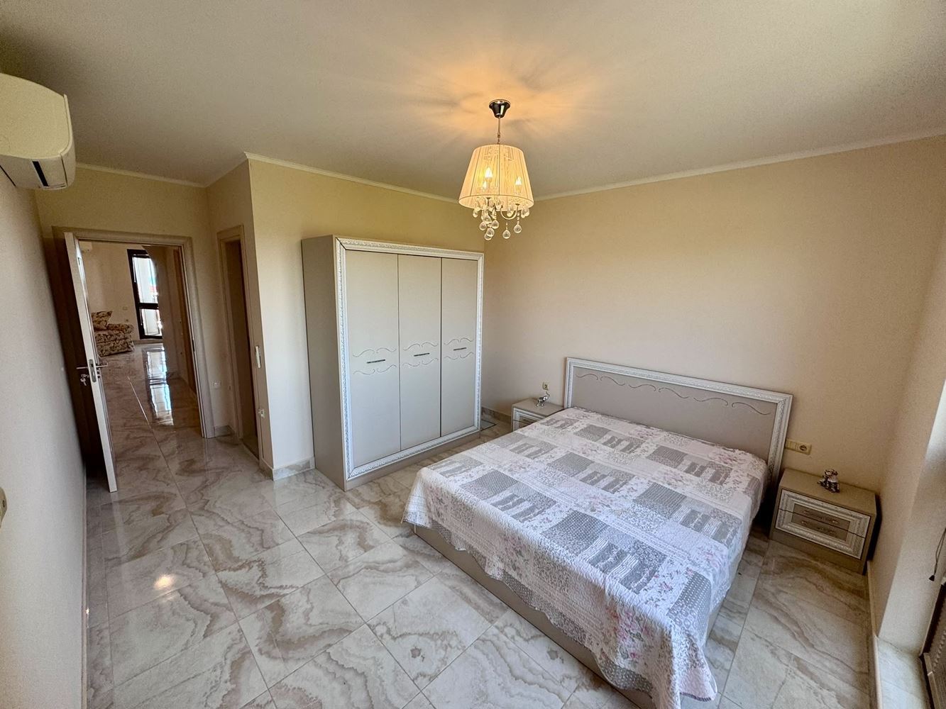 Großzügige Drei-Zimmer-Wohnung mit Meerpanorama in einem prestigeträchtigen Komplex in Nessebar – Komfort, Raum und beeindruckende Ausblicke