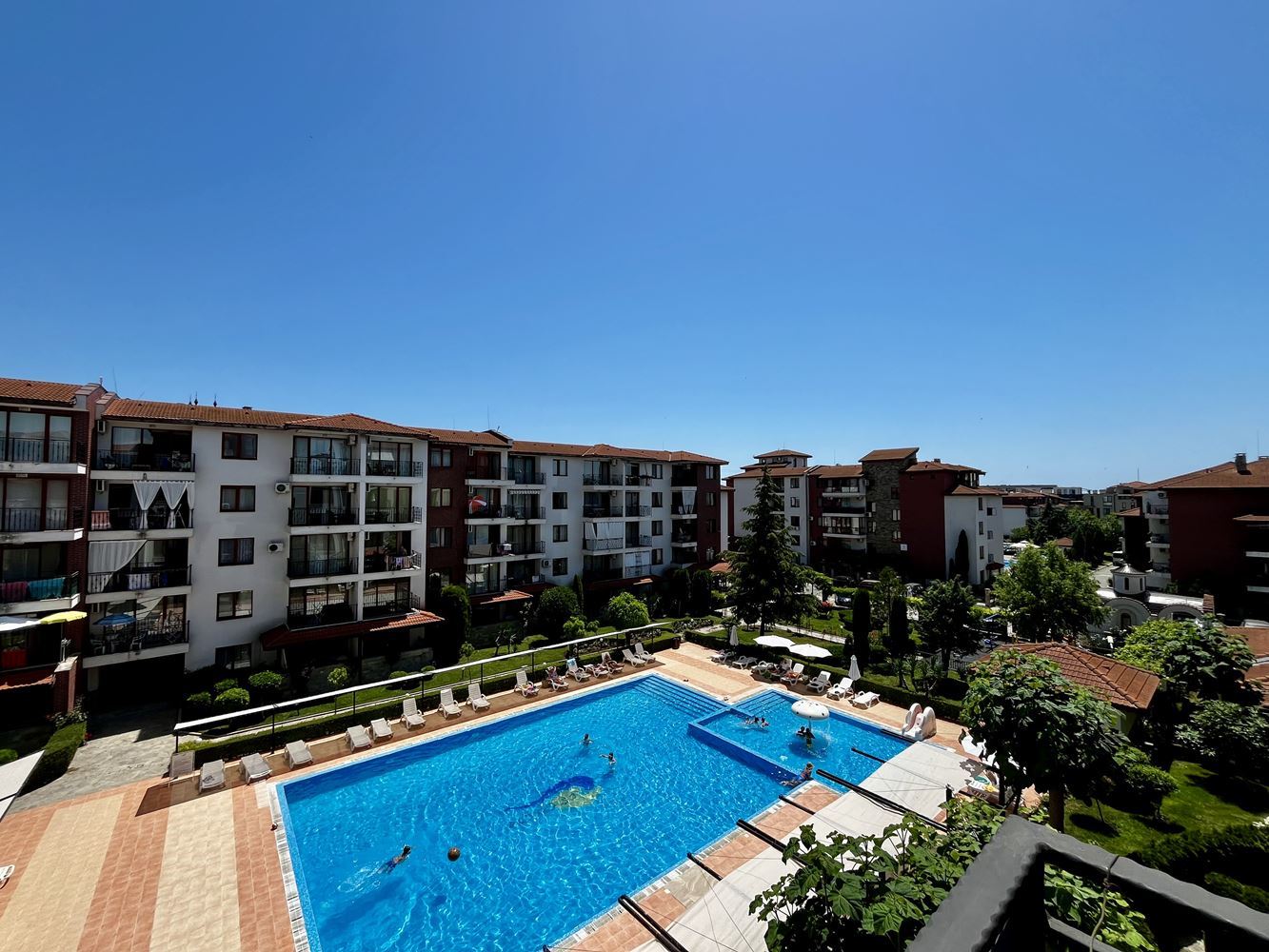 Meereskomfort und Ruhe nahe Nessebar! Möblierte Zweizimmerwohnung mit Blick auf den Pool in einer luxuriösen geschlossenen Wohnanlage