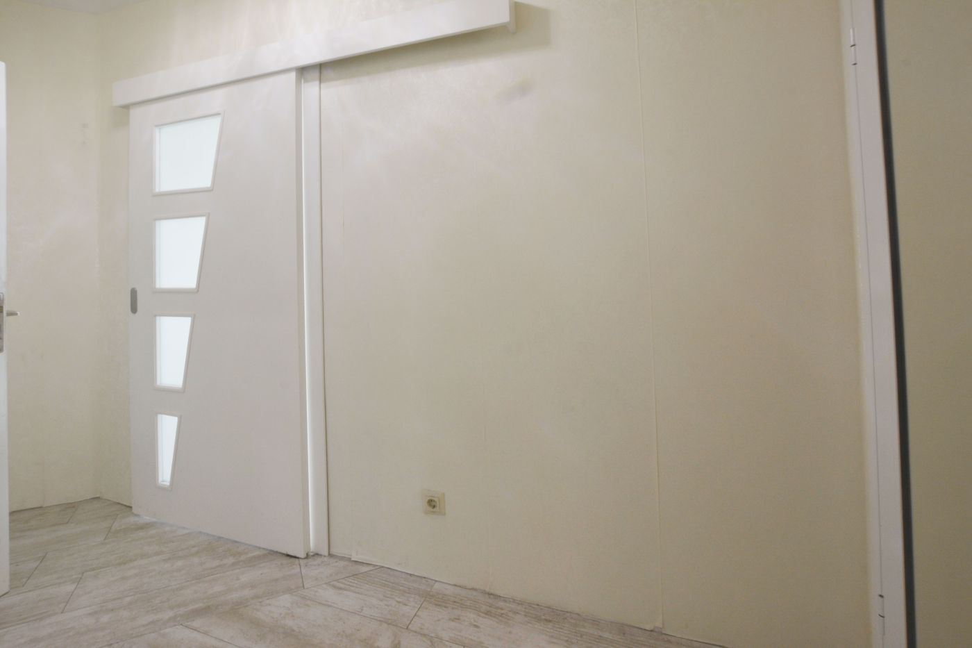 Luxuriöse Drei-Zimmer-Wohnung mit Meerblick in erster Reihe in Ravda – 114 m², zwei Terrassen und maximaler Komfort