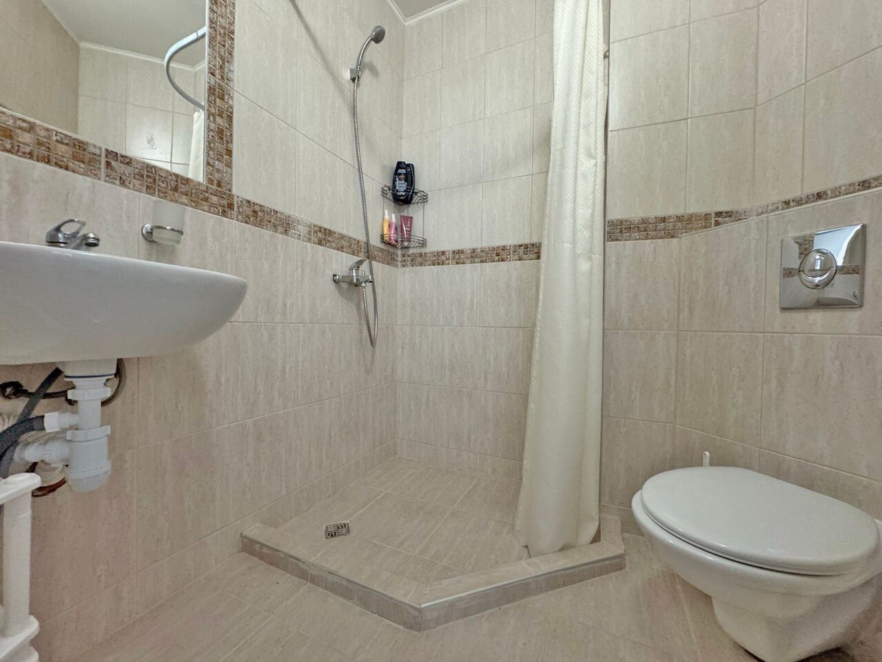 Zweizimmerwohnung mit Poolblick – Gemütlichkeit, Grün und Komfort in einer geschlossenen Wohnanlage