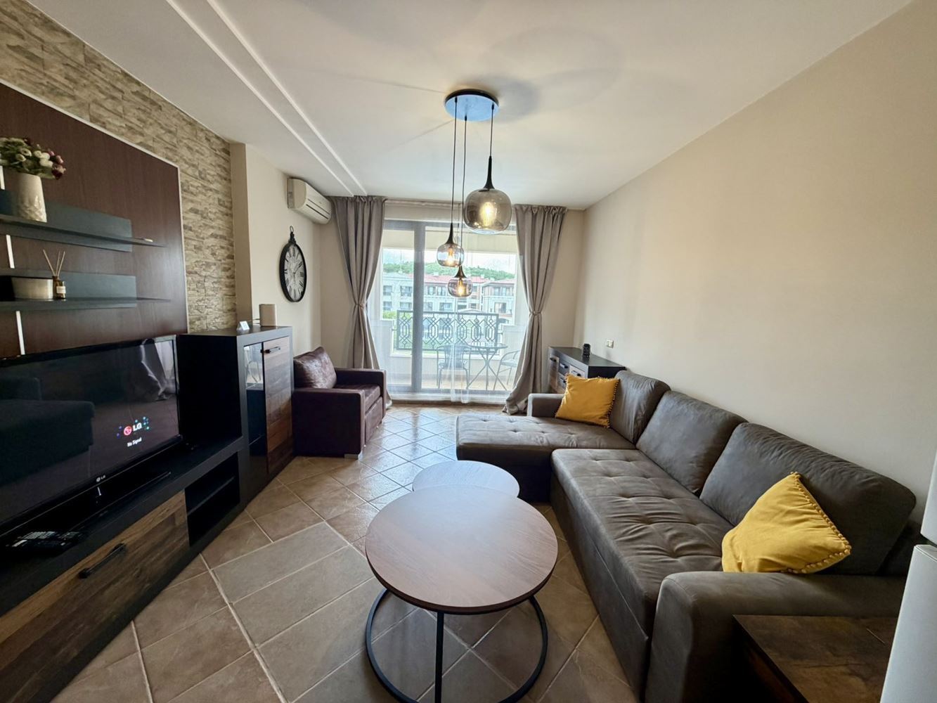 Möblierte Zwei-Zimmer-Wohnung (Wohnung mit einem Schlafzimmer) in einem Elite-Komplex mit Pools und Sportanlagen