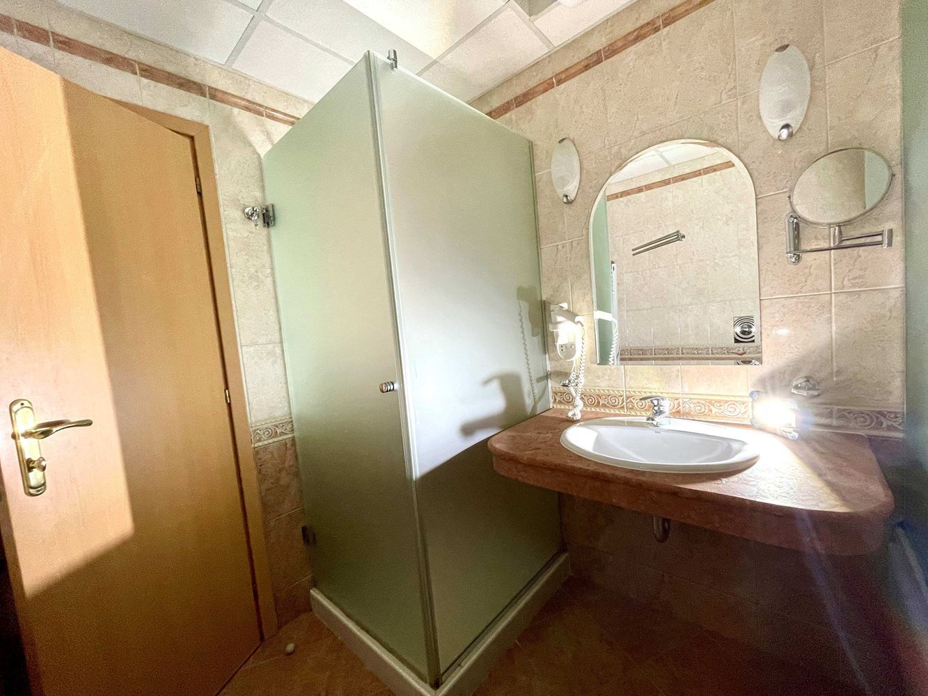 Geräumige Wohnung mit einem Schlafzimmer in erster Meereslinie in Pomorie mit Meerblick
