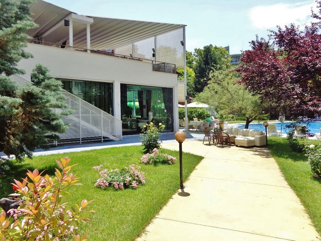 Luxuriöse Drei-Zimmer-Wohnung mit Meerblick in erster Linie in Ravda – 114 m², zwei Terrassen und maximaler Komfort