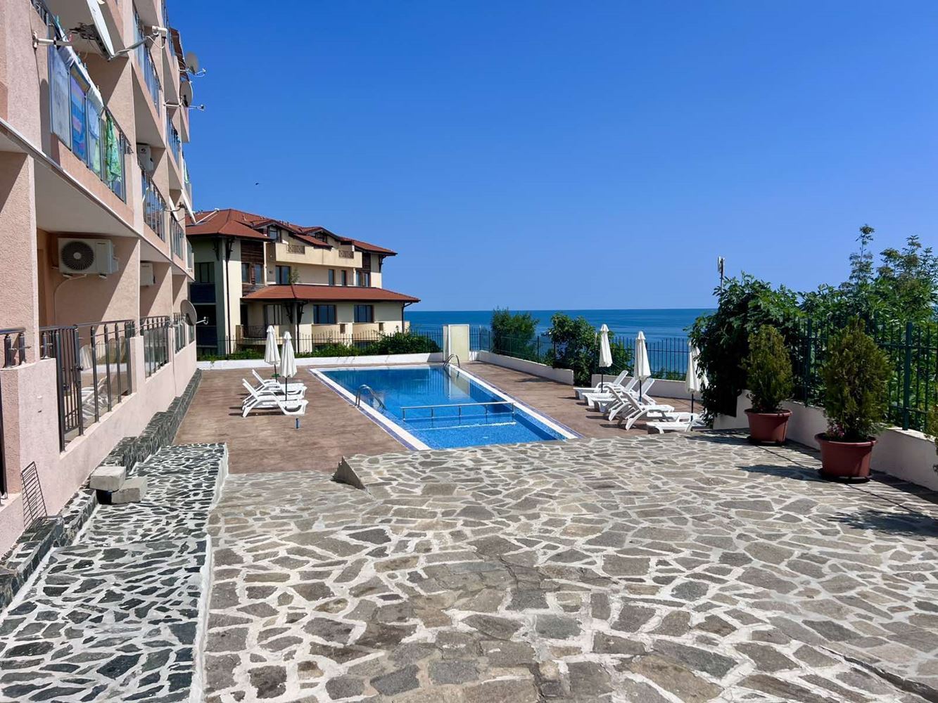 2-Zimmer-Wohnung mit direktem Meerblick in Sveti Vlas – Komfort, Ruhe und Resort-Lebensstil