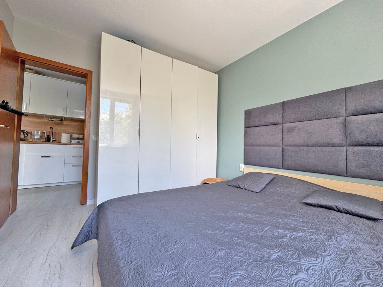Stilvolle Zweizimmerwohnung mit einem Schlafzimmer in einer prestigeträchtigen Anlage in Sonnenstrand – komplett renoviert und bezugsfertig