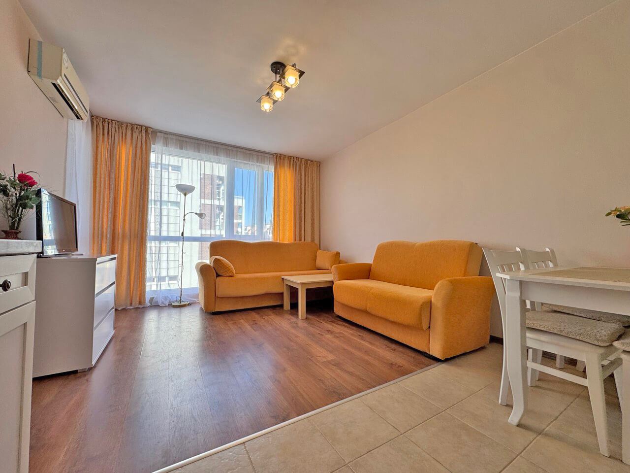 Zweizimmerwohnung mit Poolblick – Gemütlichkeit, Grün und Komfort in einer geschlossenen Wohnanlage