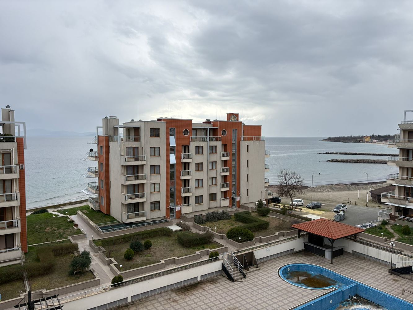 Panoramische Zwei-Zimmer-Wohnung in erster Meereslinie in Pomorie mit direktem Meerblick