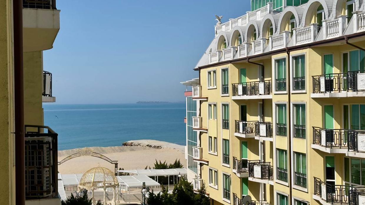 Zweizimmerwohnung mit einem Schlafzimmer in erster Meereslinie in Elenite – Ruhe, Natur und Panoramablick auf das Meer
