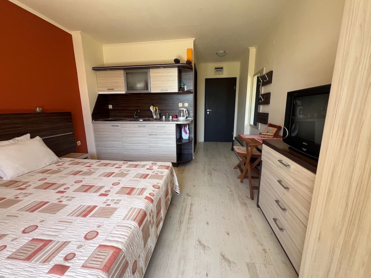 Komfortables Studio mit Poolblick in Sonnenstrand – vollständig möbliert und sofort nutzbar