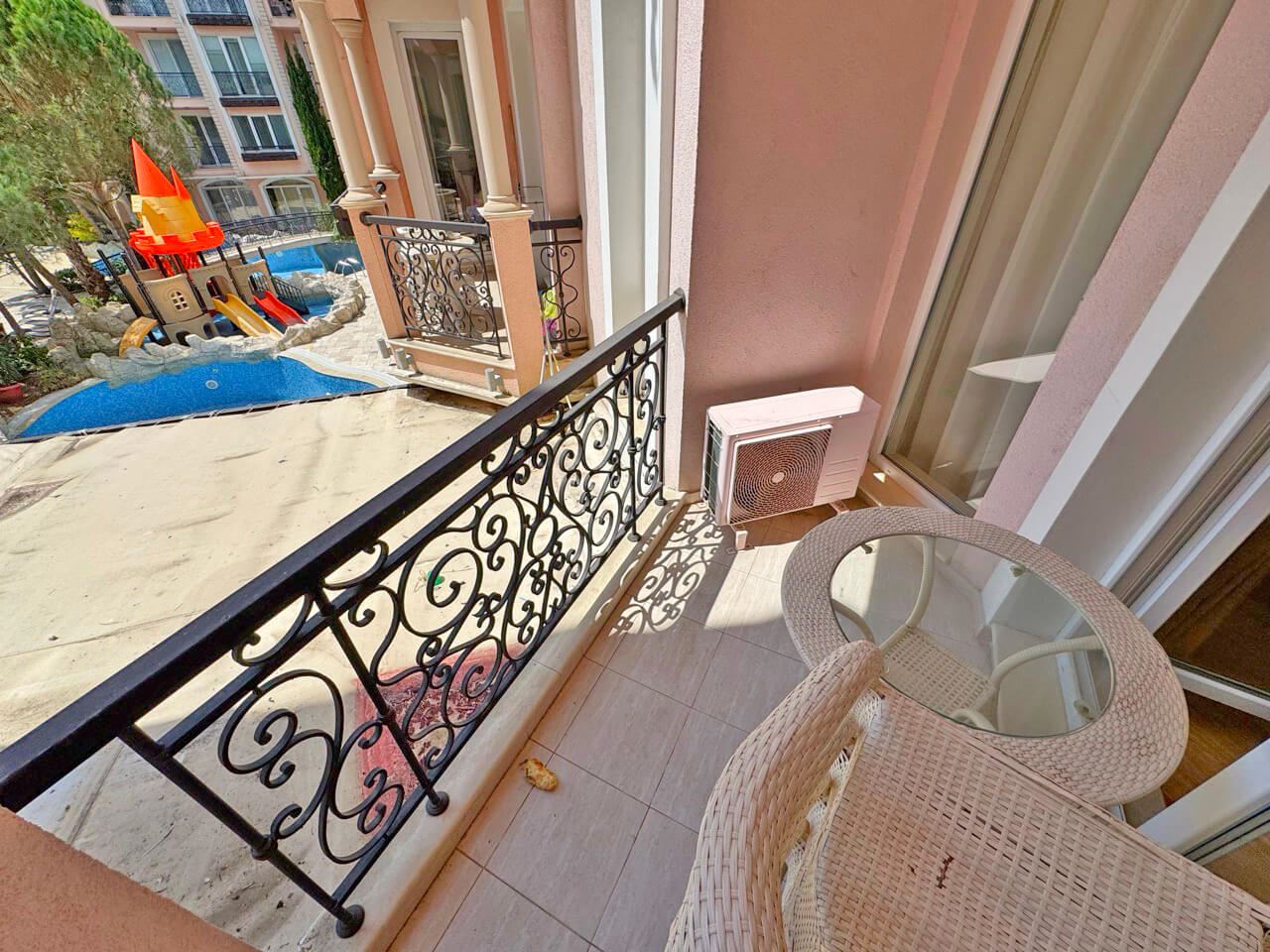 Elegante Zweizimmerwohnung mit Poolblick in einer luxuriösen Anlage in Sonnenstrand