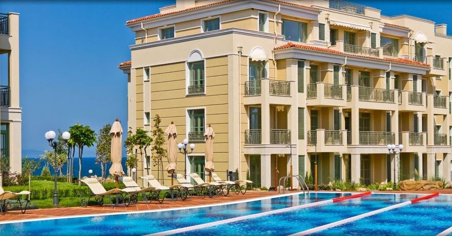 Wohnung in erster Meereslinie mit Meerblick – vollständig möblierte Immobilie in einer Wohnanlage im mediterranen Stil
