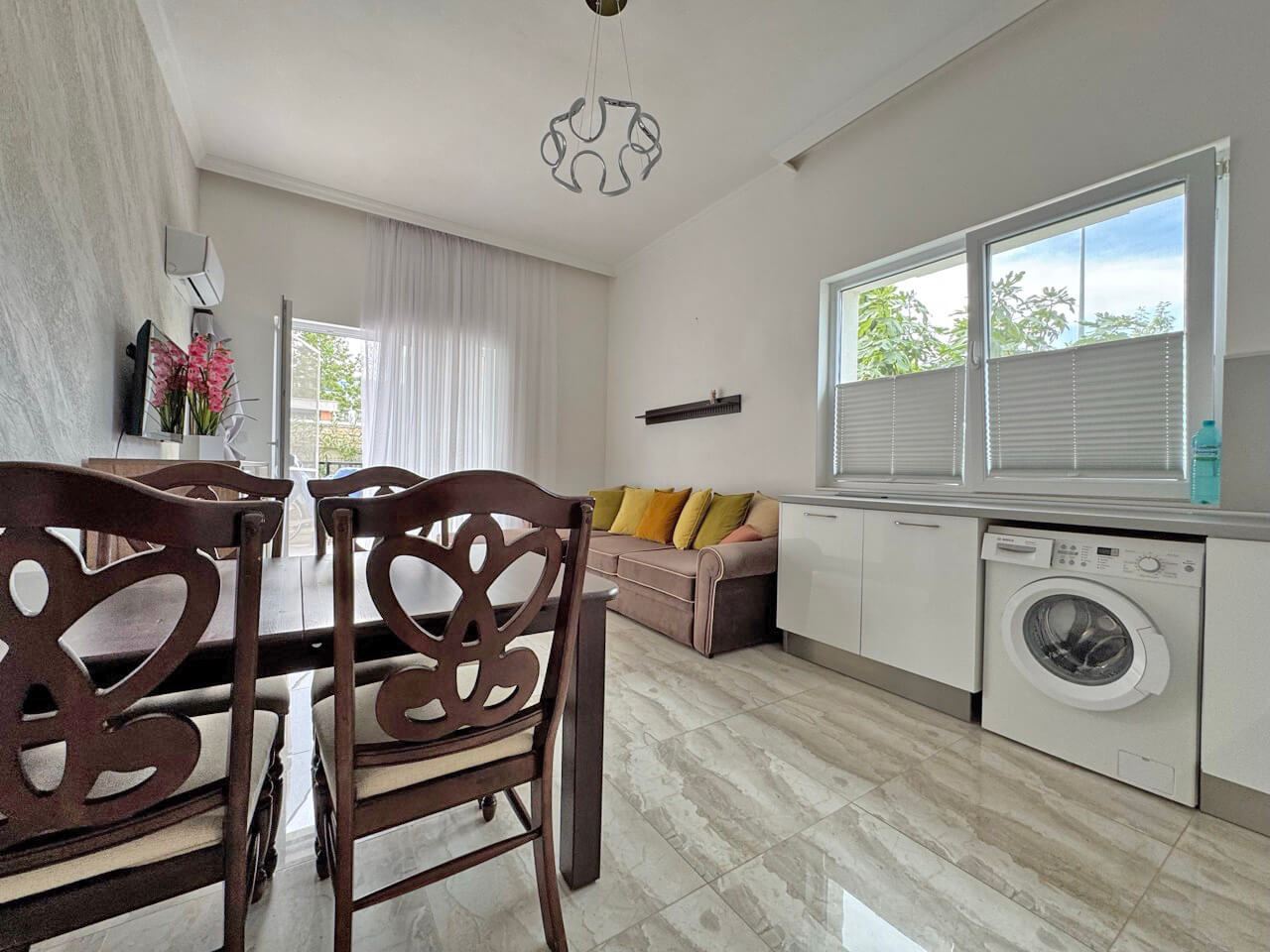 Geräumige Wohnung mit einem Schlafzimmer, großer Terrasse und Poolblick in Sonnenstrand