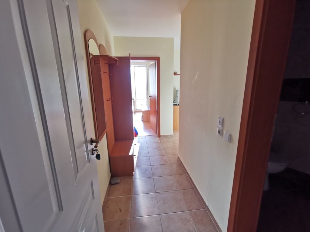 Wir bieten Ihnen eine exklusive Drei-Zimmer-Wohnung mit teilweisem Meerblick, gelegen in einer der gefragtesten und sehr gepflegten Anlagen in Sweti Wlas. 