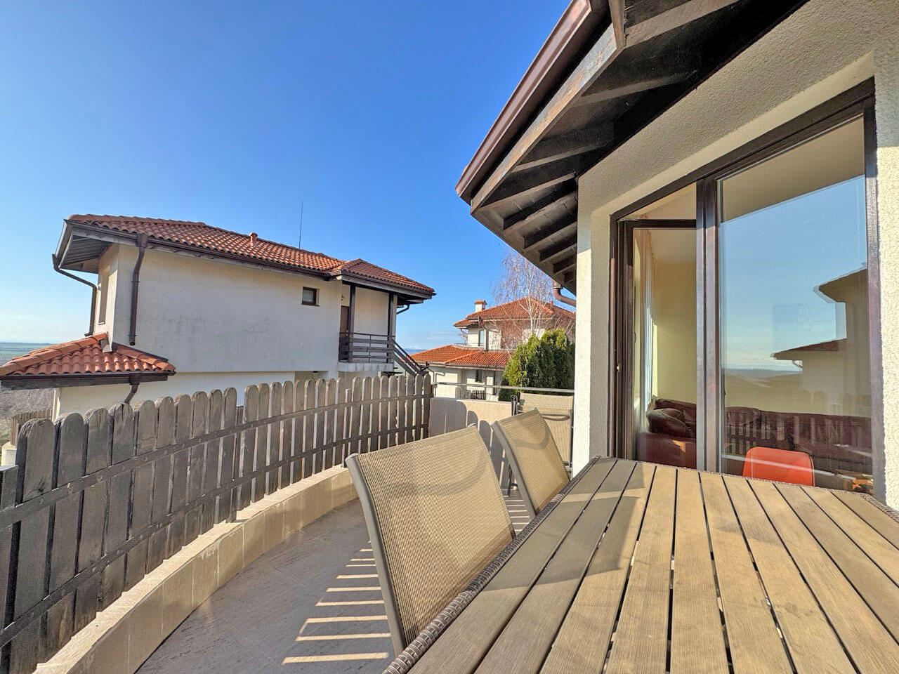 Geräumige 3-Zimmer-Wohnung mit Panoramablick auf Meer und Berge – Komfort, Stil und Ruhe inmitten der Natur