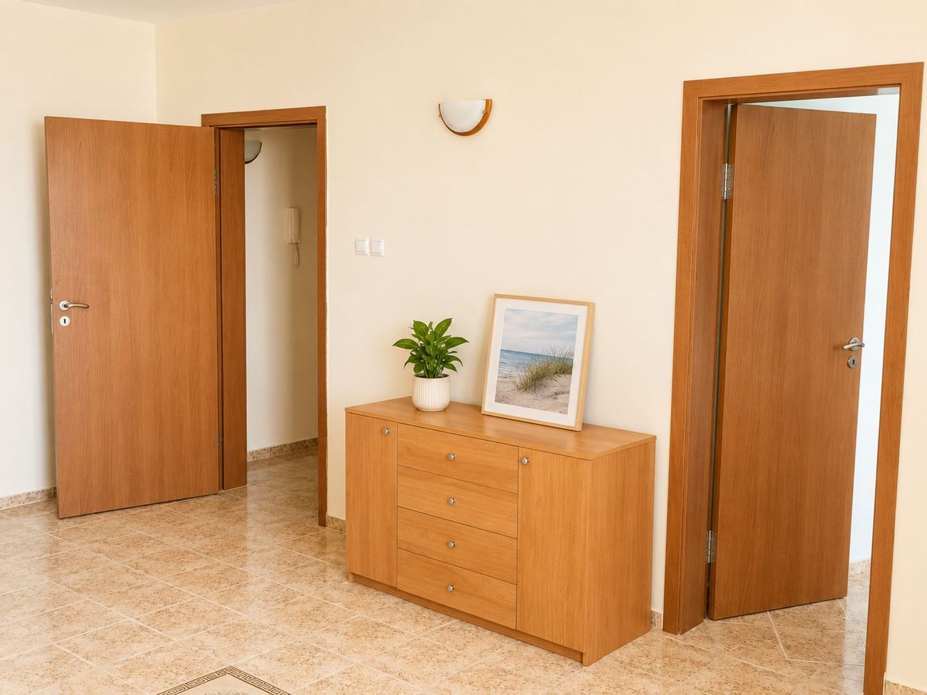 Meerblick vor dem Fenster und ein Swimmingpool vor dem Gebäude – Wunderschöne Wohnung in Ravda, sofort bezugsbereit