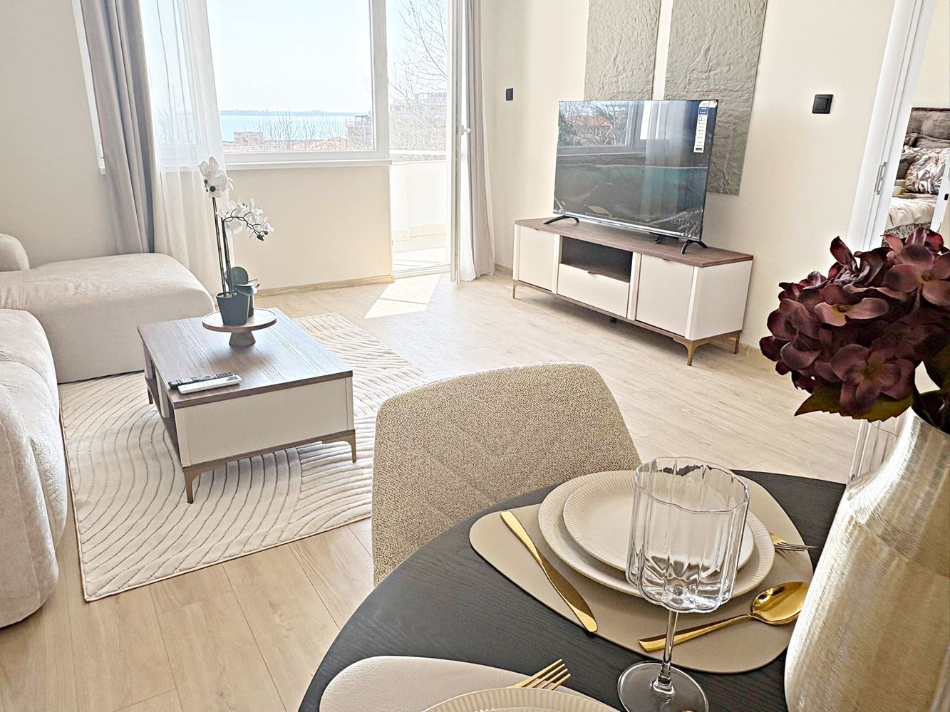 Zwei unabhängige Wohneinheiten mit Meerblick im Zentrum von Sveti Vlas – Designer-Interieur und eigener Parkplatz