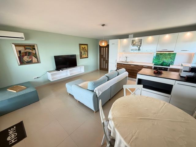 Geräumiges Appartment mit zwei Schlafzimmern in erster Meereslinie mit frontalem Panoramablick auf das Meer