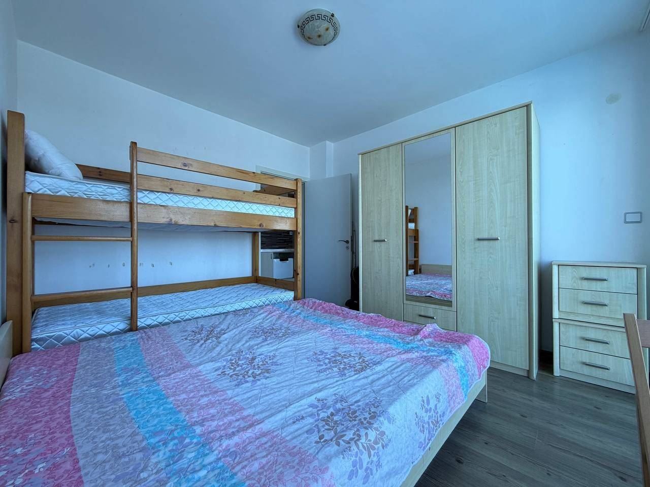 Wohnung mit einem Schlafzimmer in erster Meereslinie in Pomorie – Panoramablick auf das Meer und den Pool
