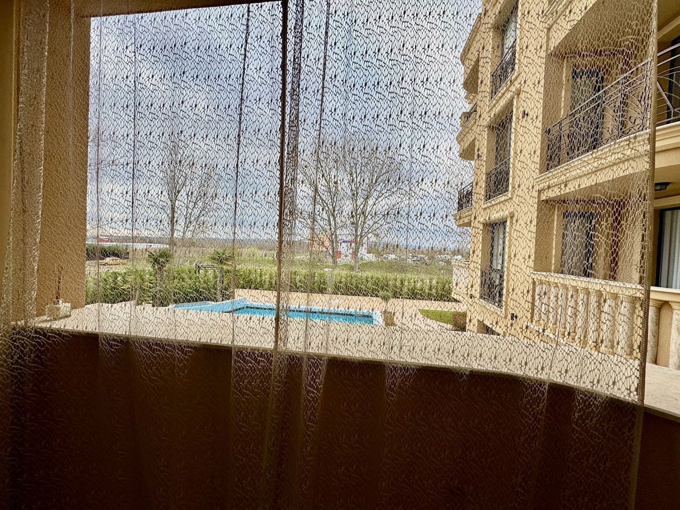 Zwei-Zimmer-Oase in einem neuen Luxuskomplex in Sonnenstrand – mit Poolblick