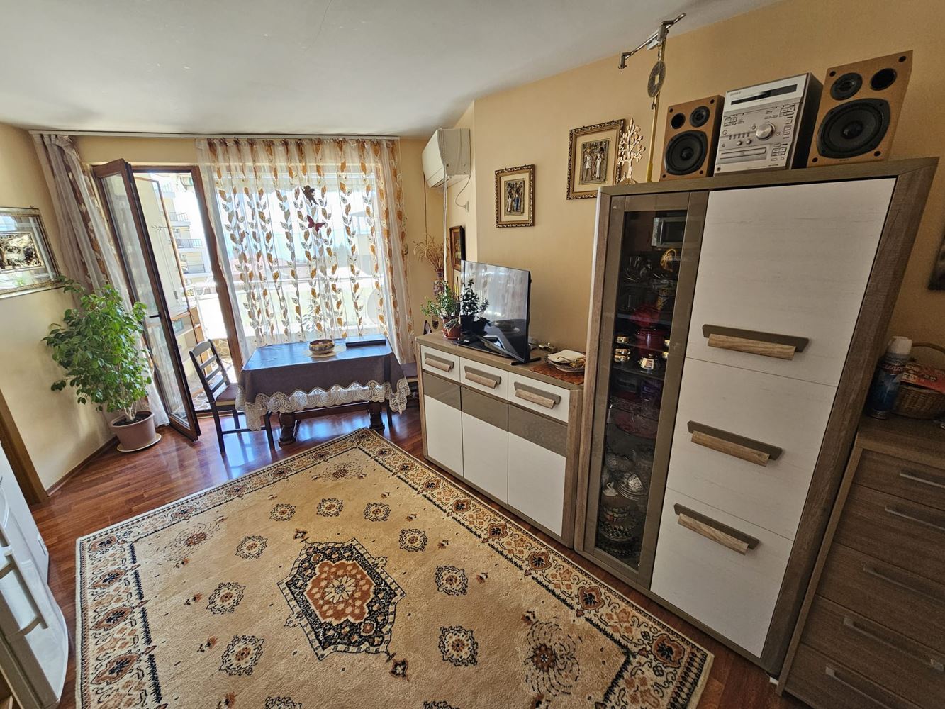 Einzimmerwohnung mit Meerblick in Sveti Vlas – Prestige, Komfort und Lage 100 m vom Strand entfernt. Mit Parkplatz in der Anlage