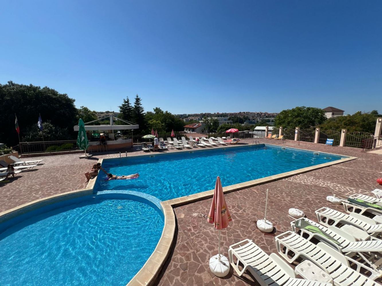 Großzügige Drei-Zimmer-Wohnung (Apartment mit zwei Schlafzimmern) mit großer Terrasse und Parkplatz in Sozopol – nahe Harmani-Strand