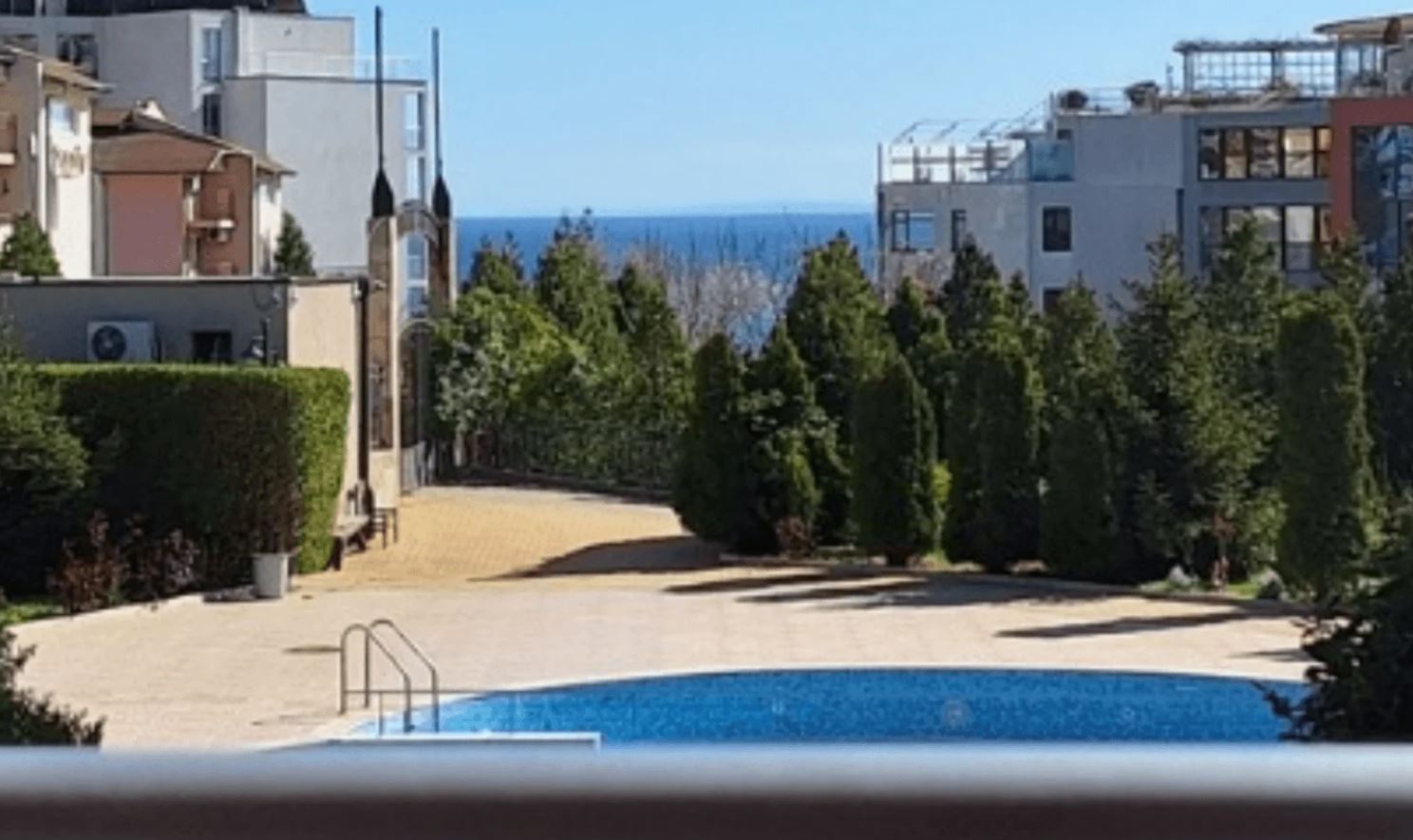 Wohnung mit einem Schlafzimmer in erster Meereslinie in Sveti Vlas – gemütliche Immobilie mit Blick auf Pool und Meer