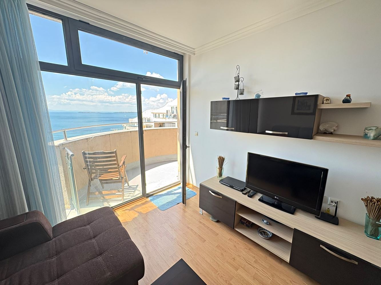 Luxuriöse 2-Zimmer-Wohnung mit Panoramablick auf das Meer in erster Linie in Sveti Vlas