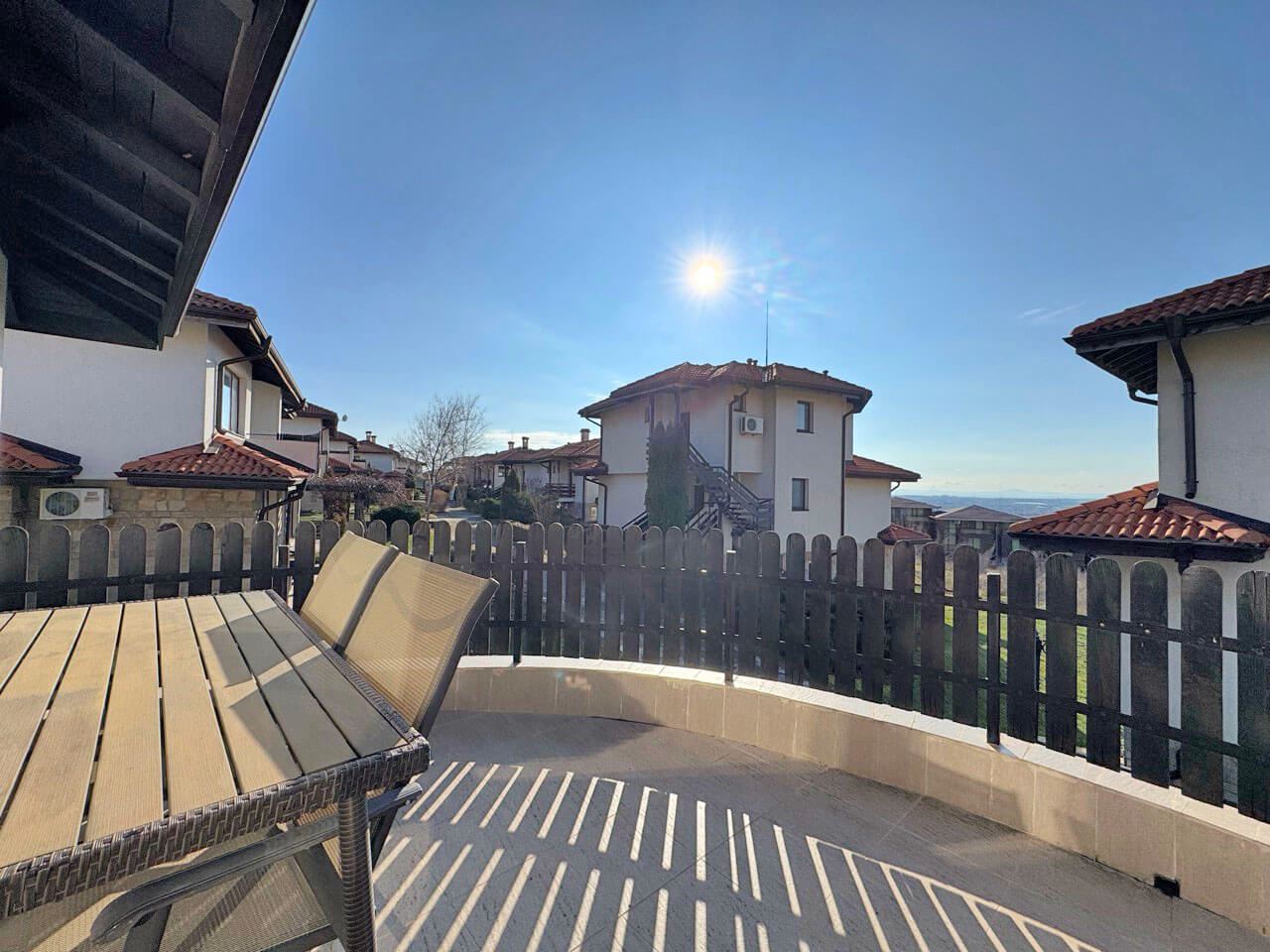 Geräumige 3-Zimmer-Wohnung mit Panoramablick auf Meer und Berge – Komfort, Stil und Ruhe inmitten der Natur