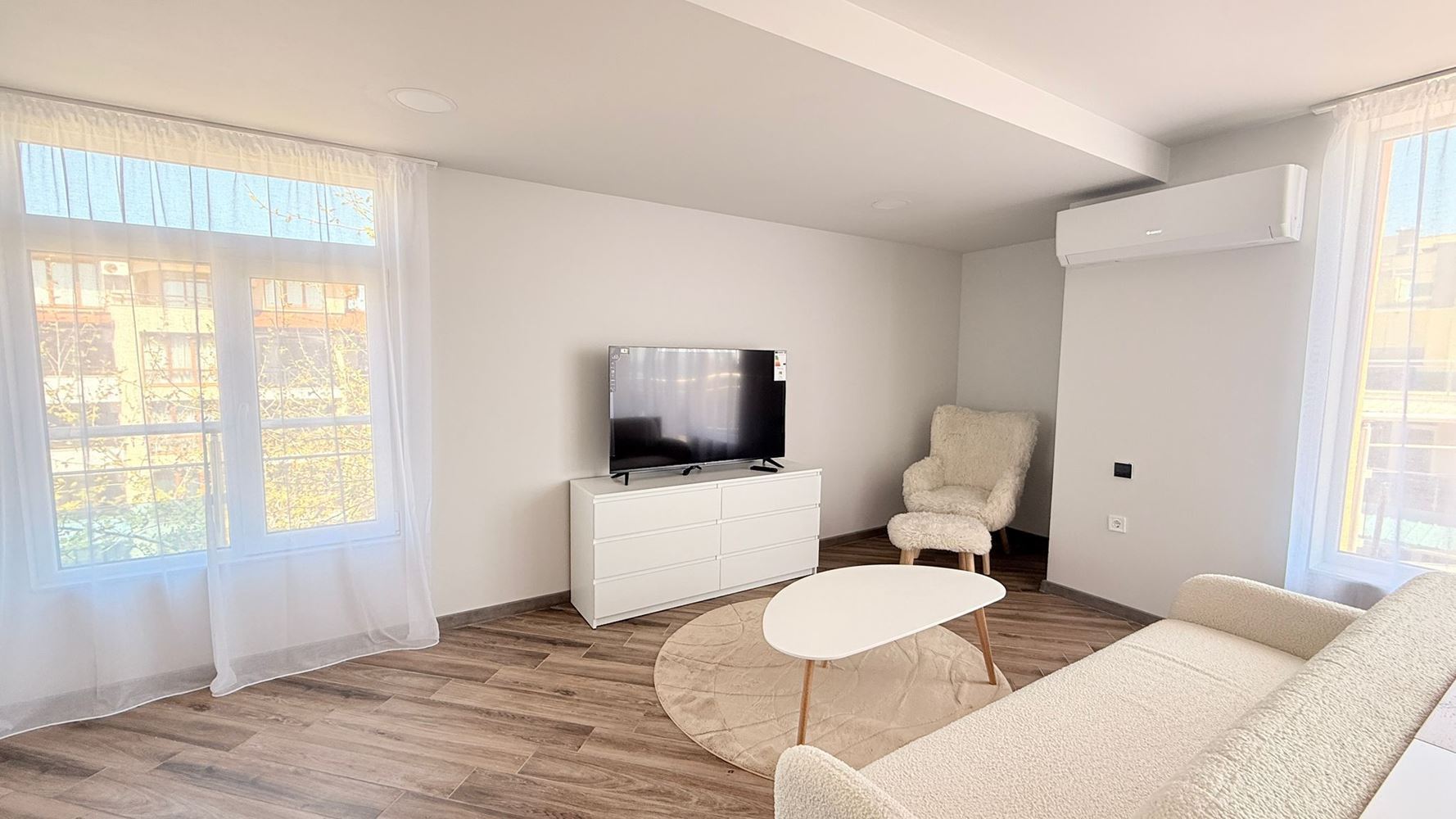 Luxuriöse Wohnung mit drei Schlafzimmern in erster Meereslinie in Ravda – Raum, Prestige und beeindruckendes Meerespanorama