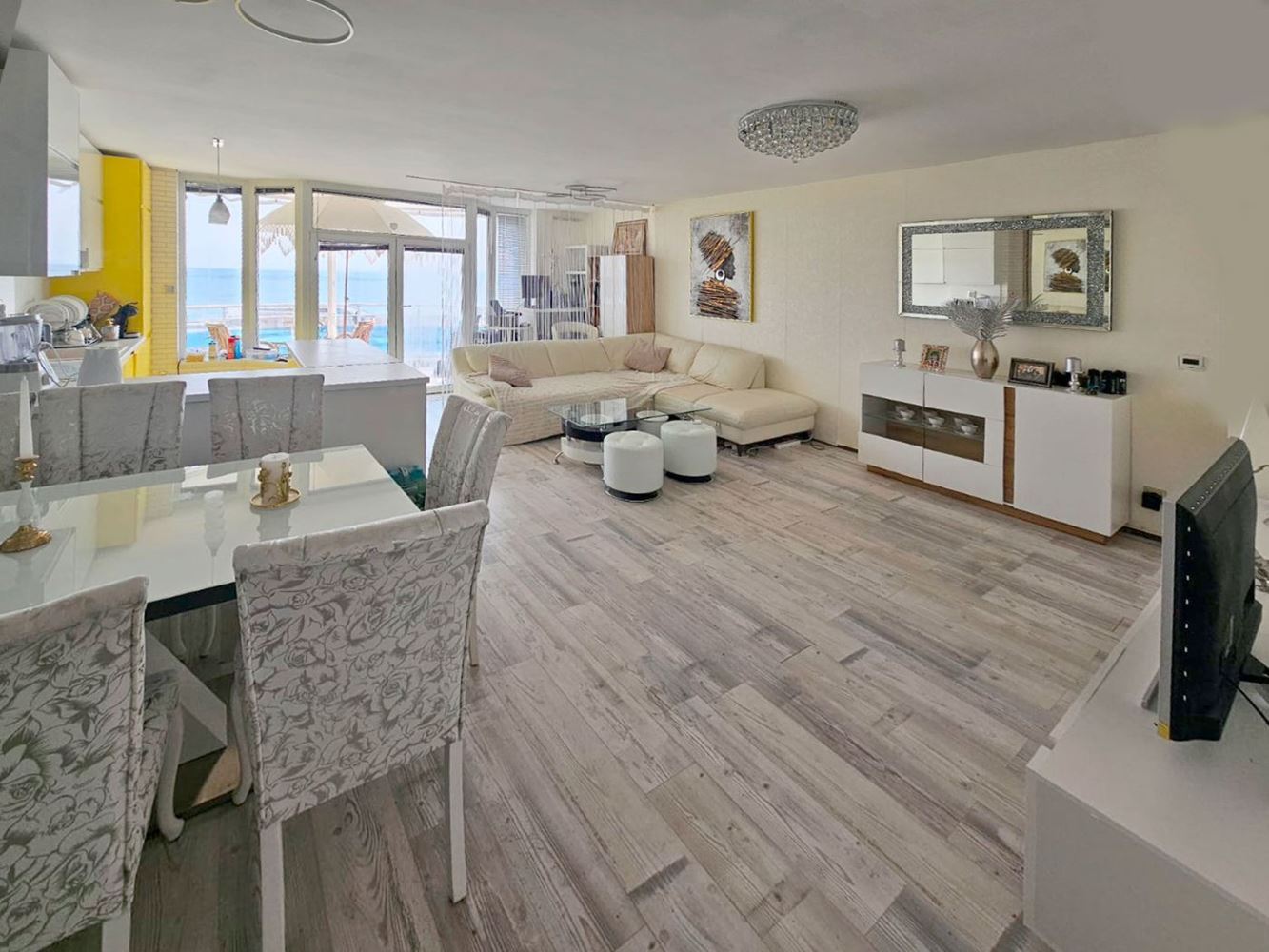 Luxuriöse Drei-Zimmer-Wohnung mit Meerblick in erster Linie in Ravda – 114 m², zwei Terrassen und maximaler Komfort