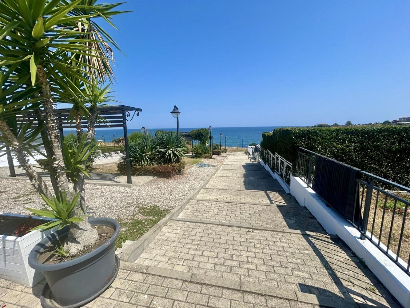 Gemütliches und geräumiges Studio in Ahtopol – bezugsfertig, mit Act 16 und Blick auf den Swimmingpool