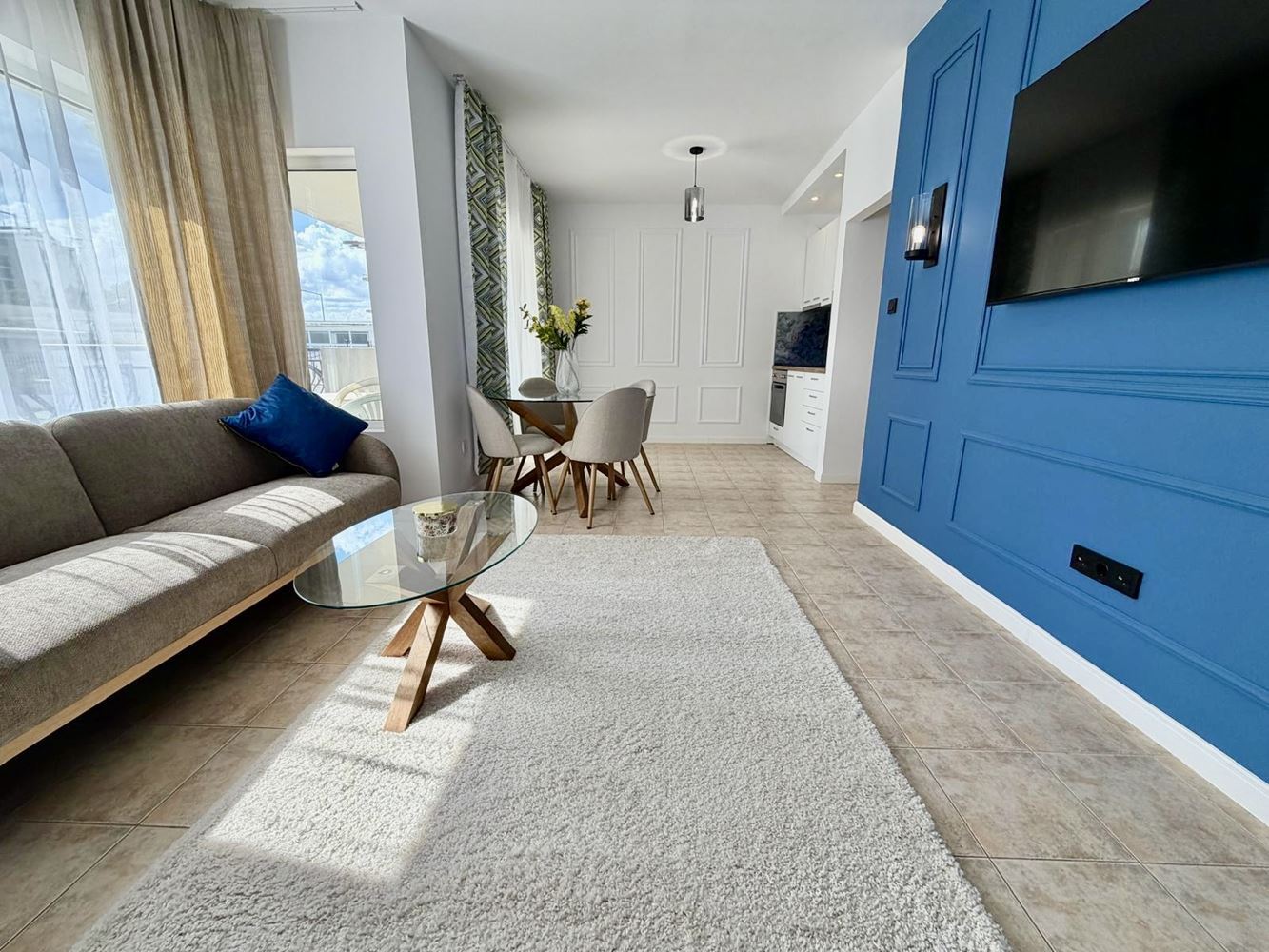 Stilvolle, modern möblierte Zweizimmerwohnung mit einem Schlafzimmer und Blick auf den Pool in Sveti Vlas