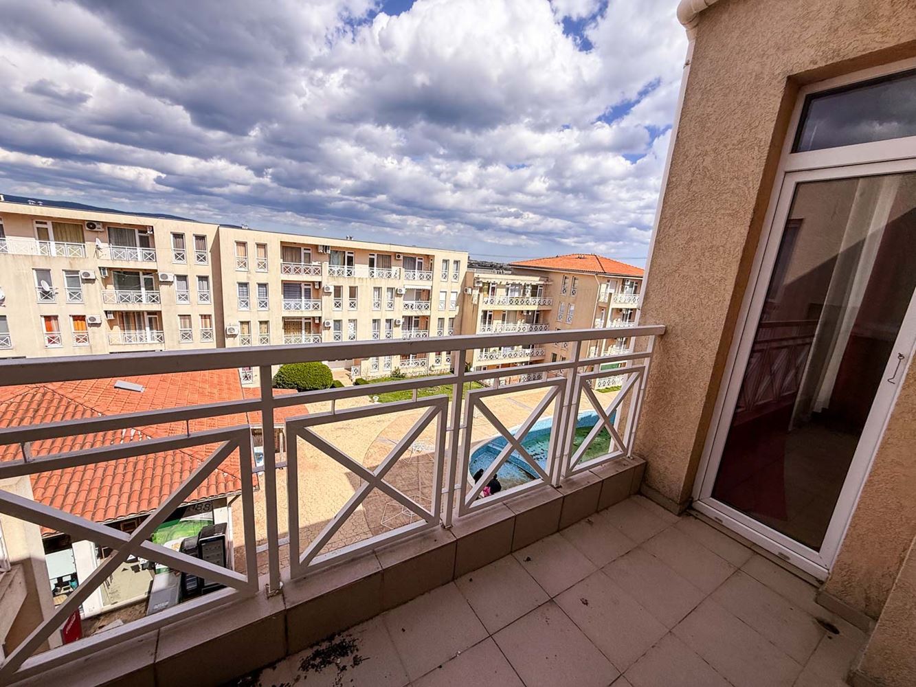 3-Zimmer-Wohnung mit Poolblick in einem gepflegten Komplex nahe Sonnenstrand