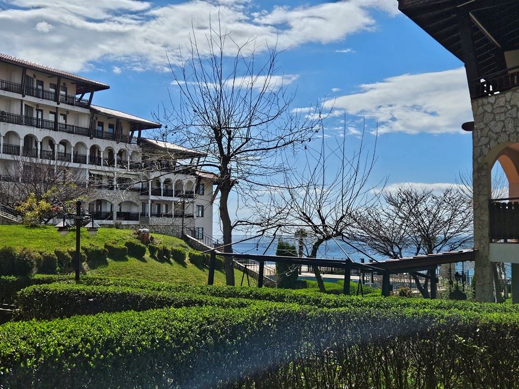 Luxus in erster Meereslinie – stilvolle Wohnung mit Veranda, privatem Garten und Meerblick in Sveti Vlas