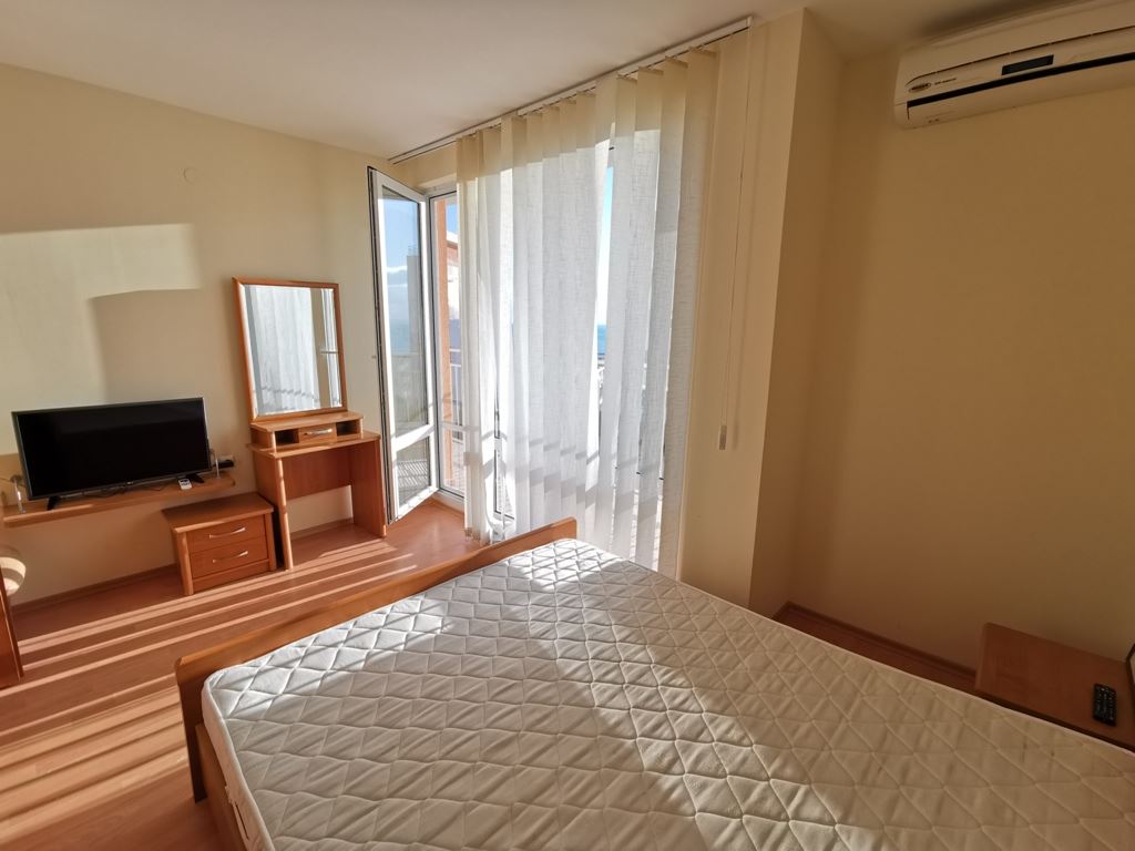 Wir bieten Ihnen eine exklusive Drei-Zimmer-Wohnung mit teilweisem Meerblick, gelegen in einer der gefragtesten und sehr gepflegten Anlagen in Sweti Wlas. 