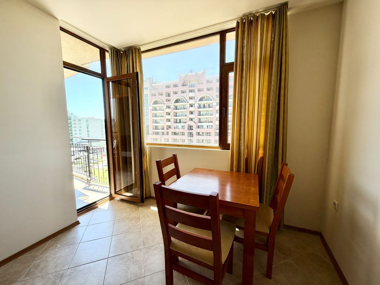 Geräumige Wohnung mit einem Schlafzimmer und Meerblick in zweiter Meereslinie in Sonnenstrand