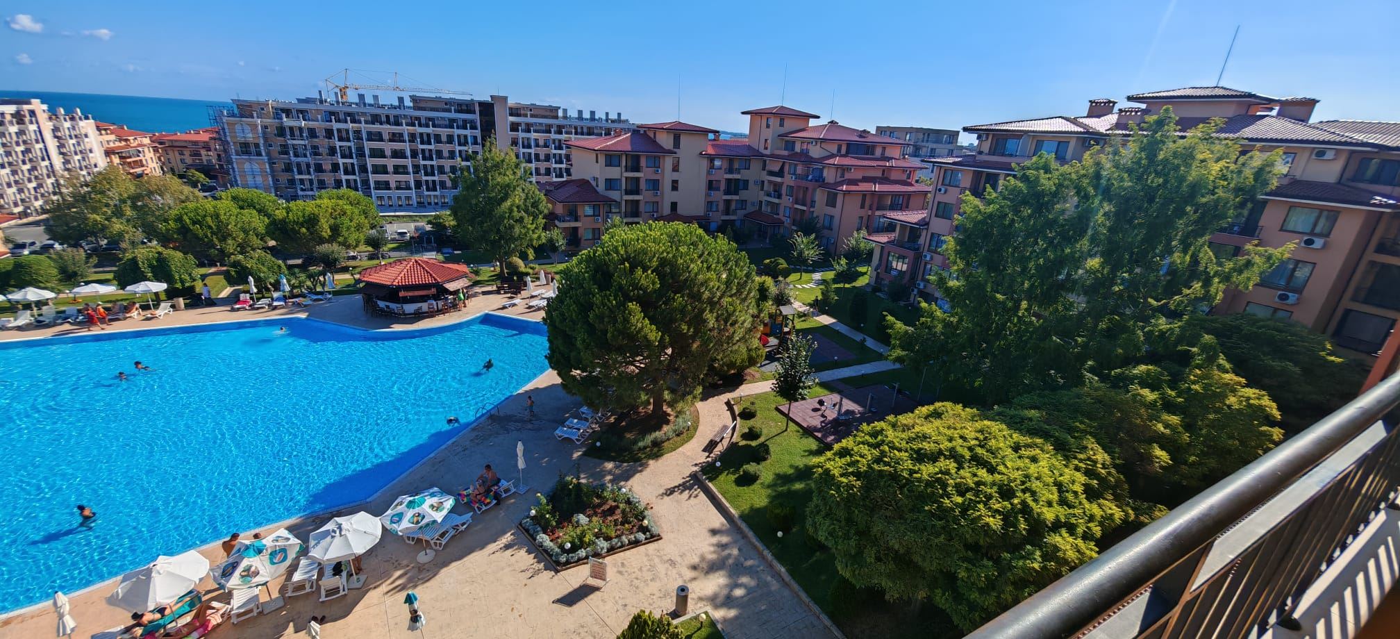 Panoramablick auf das Meer und die Pools – großzügige Drei-Zimmer-Wohnung in Sveti Vlas