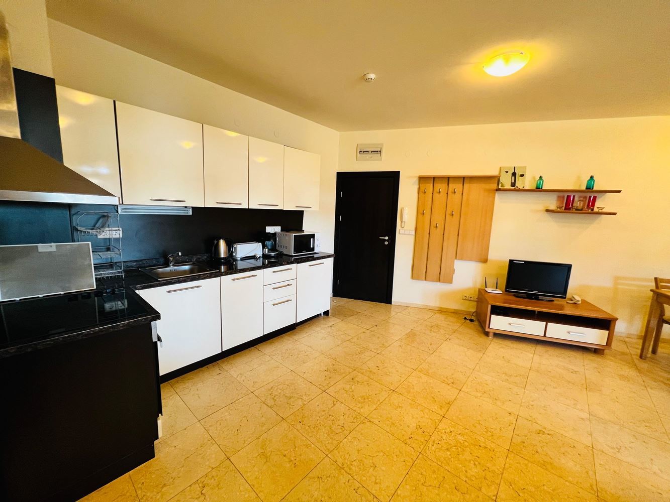 Geräumige Wohnung mit zwei Schlafzimmern und Meerblick in einem luxuriösen Komplex in erster Meereslinie in Sveti Vlas