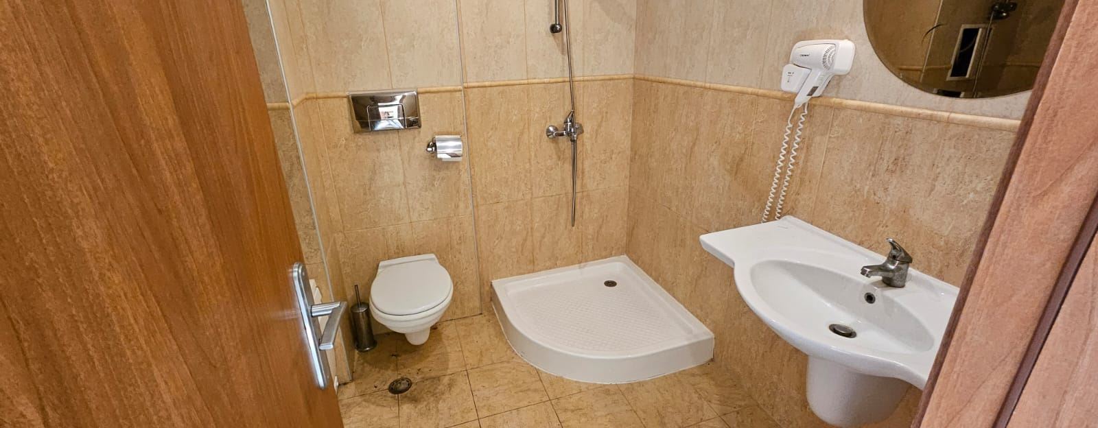 Geräumige 2-Zimmer-Wohnung mit Poolblick – möbliert, mit Akt 16 und bezugsfertig