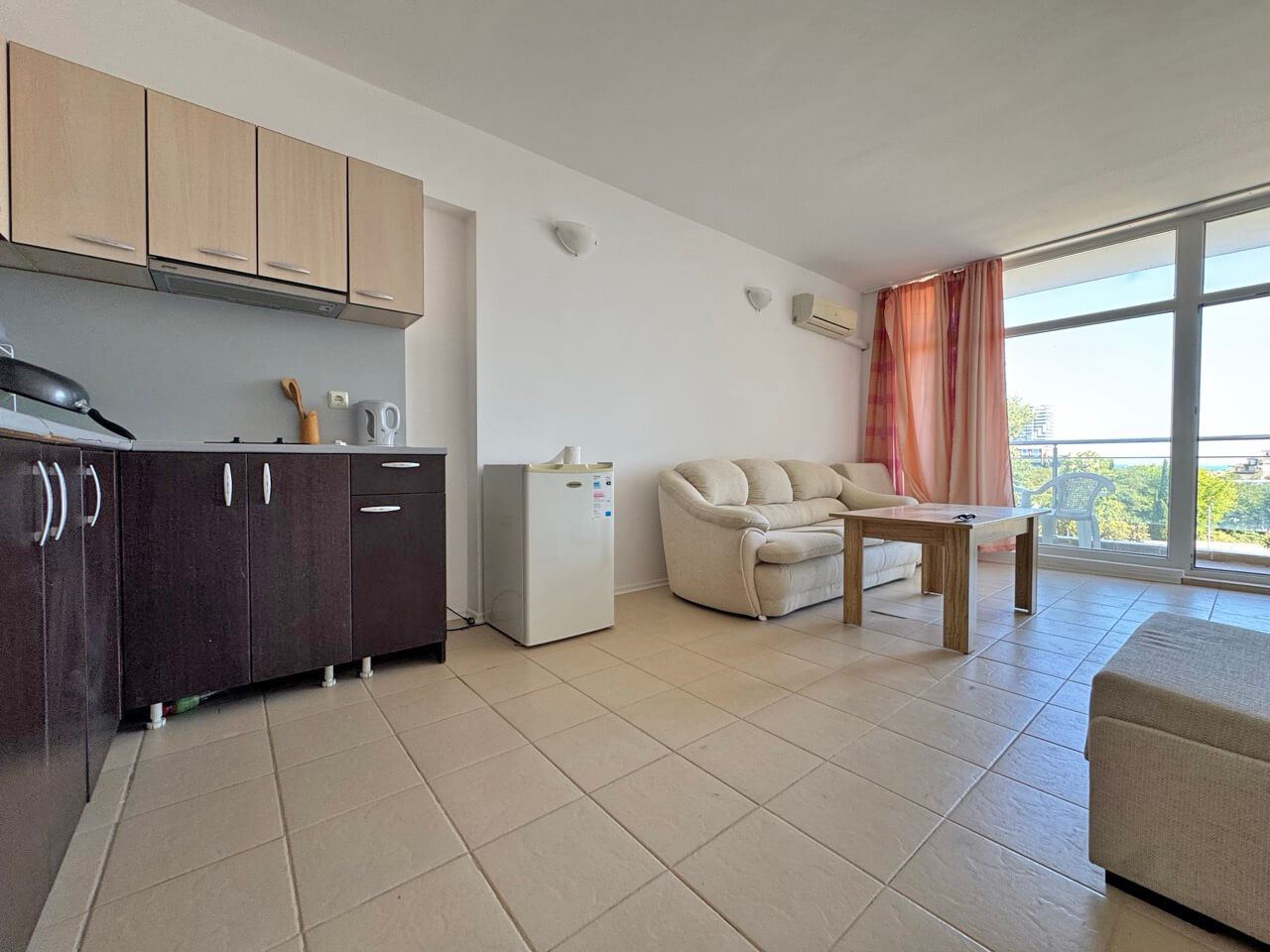Helle und geräumige 2-Zimmer-Wohnung mit Meerblick in Sonnenstrand