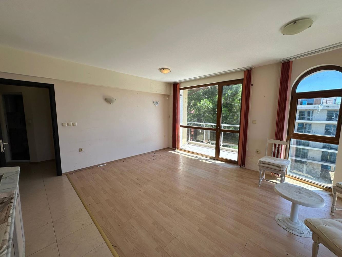 Großzügige 2-Zimmer-Wohnung in einer ruhigen und grünen Wohnanlage mit Pool in Sonnenstrand