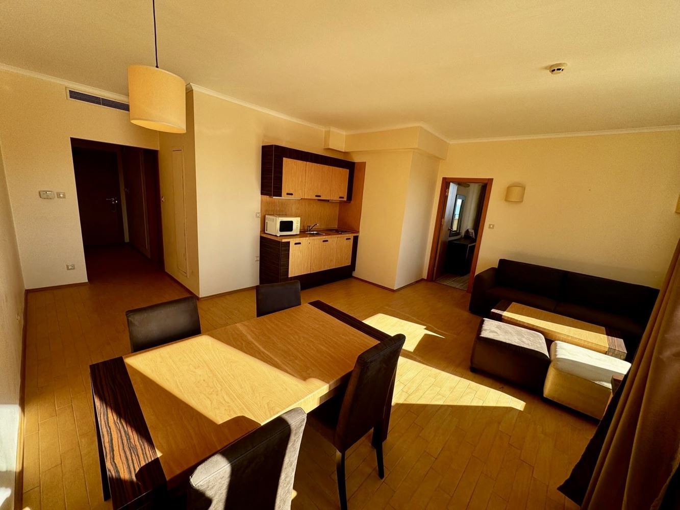 Geräumige 2-Zimmer-Wohnung mit großer Terrasse und Panoramablick auf das Meer