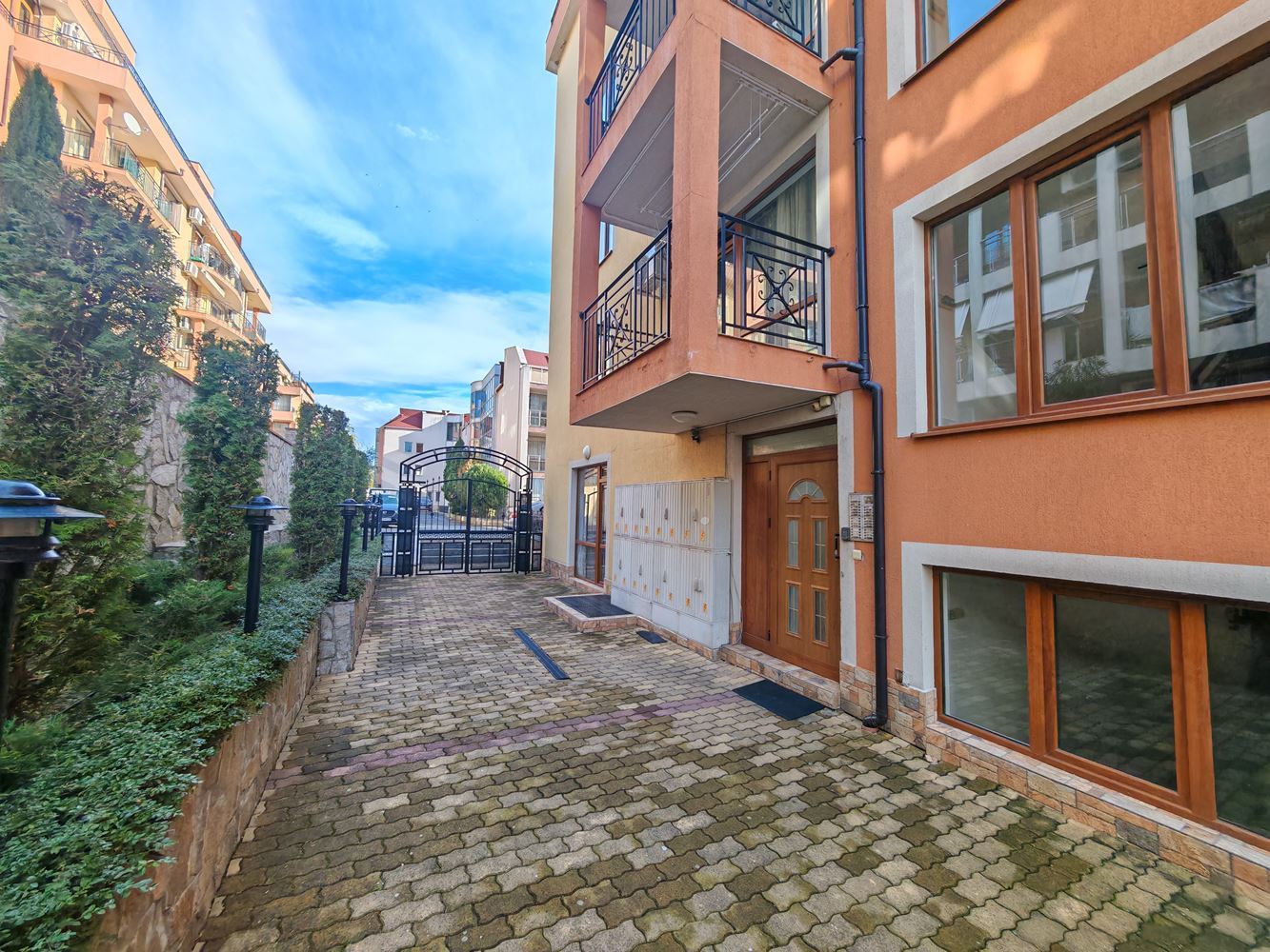 Zwei-Zimmer-Wohnung mit zwei Schlafzimmern in Sveti Vlas mit hervorragenden Annehmlichkeiten in einer geschlossenen Wohnanlage