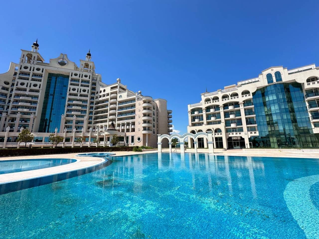 Geräumige Wohnung mit Meerblick in erster Meereslinie in Pomorie – Ferienimmobilie mit dem Gefühl eines luxuriösen Resorts
