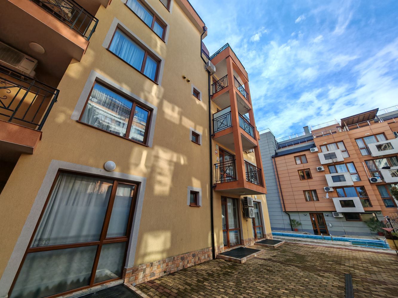 Zwei-Zimmer-Wohnung mit zwei Schlafzimmern in Sveti Vlas mit hervorragenden Annehmlichkeiten in einer geschlossenen Wohnanlage