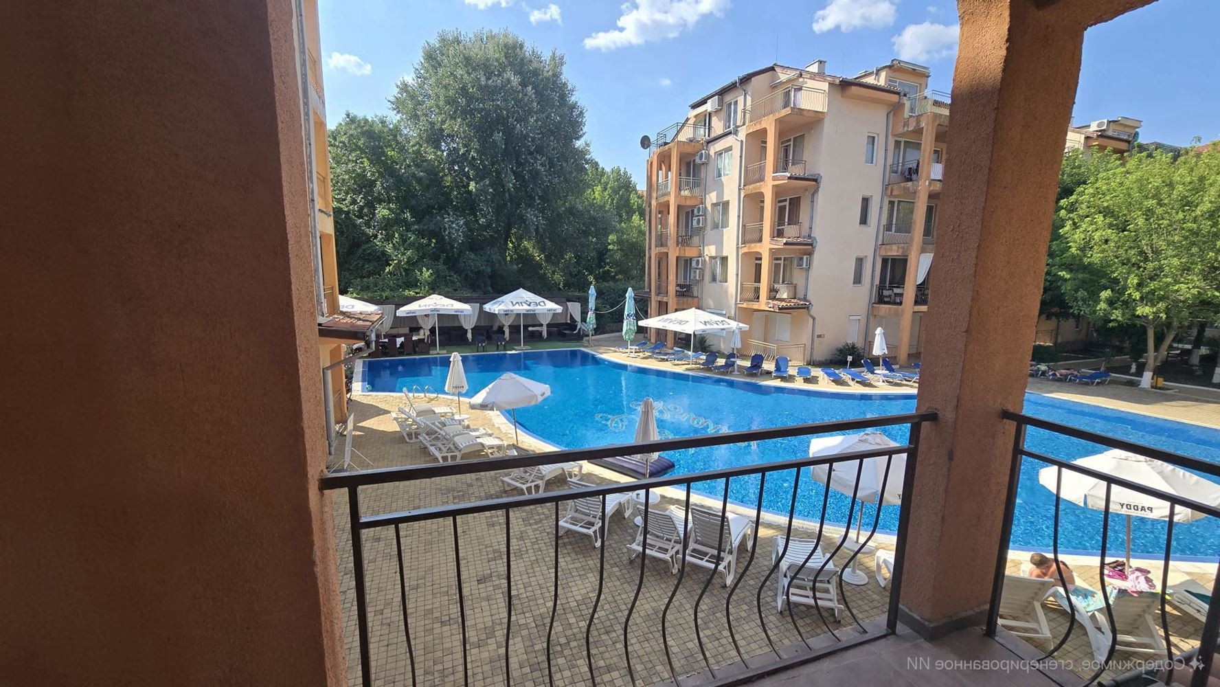 Drei-Zimmer-Wohnung mit Südausrichtung und Blick auf den Pool in Sonnenstrand