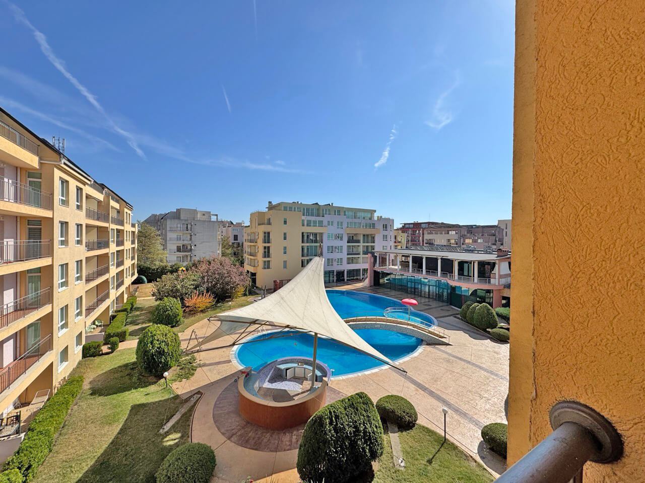 Möblierte 2-Zimmer-Wohnung mit schönem Blick auf den Pool in Sonnenstrand